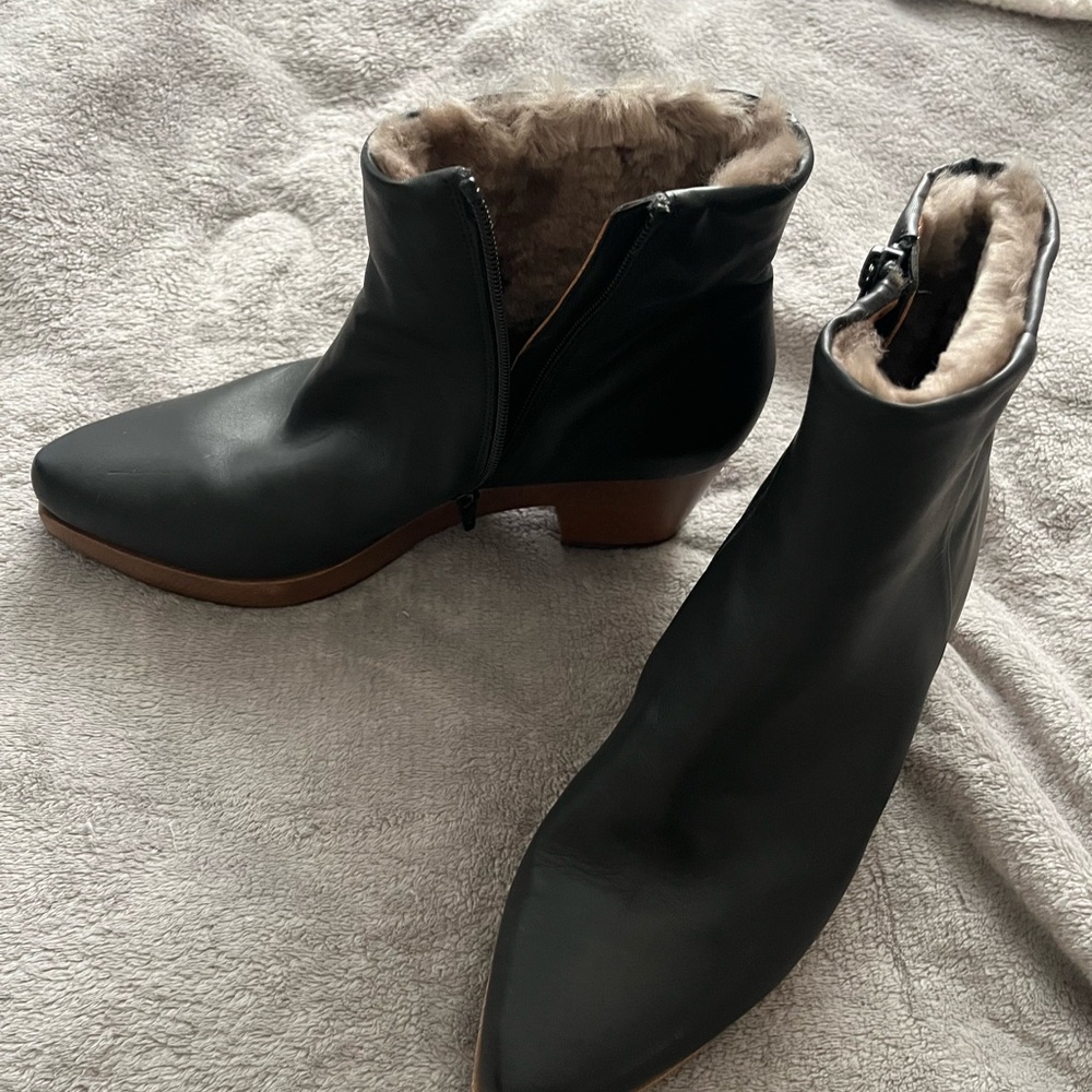 Coclico Black Leather Ankle Boots with shearling inside. 40/ 9.5 Like new - Picture 3 of 12